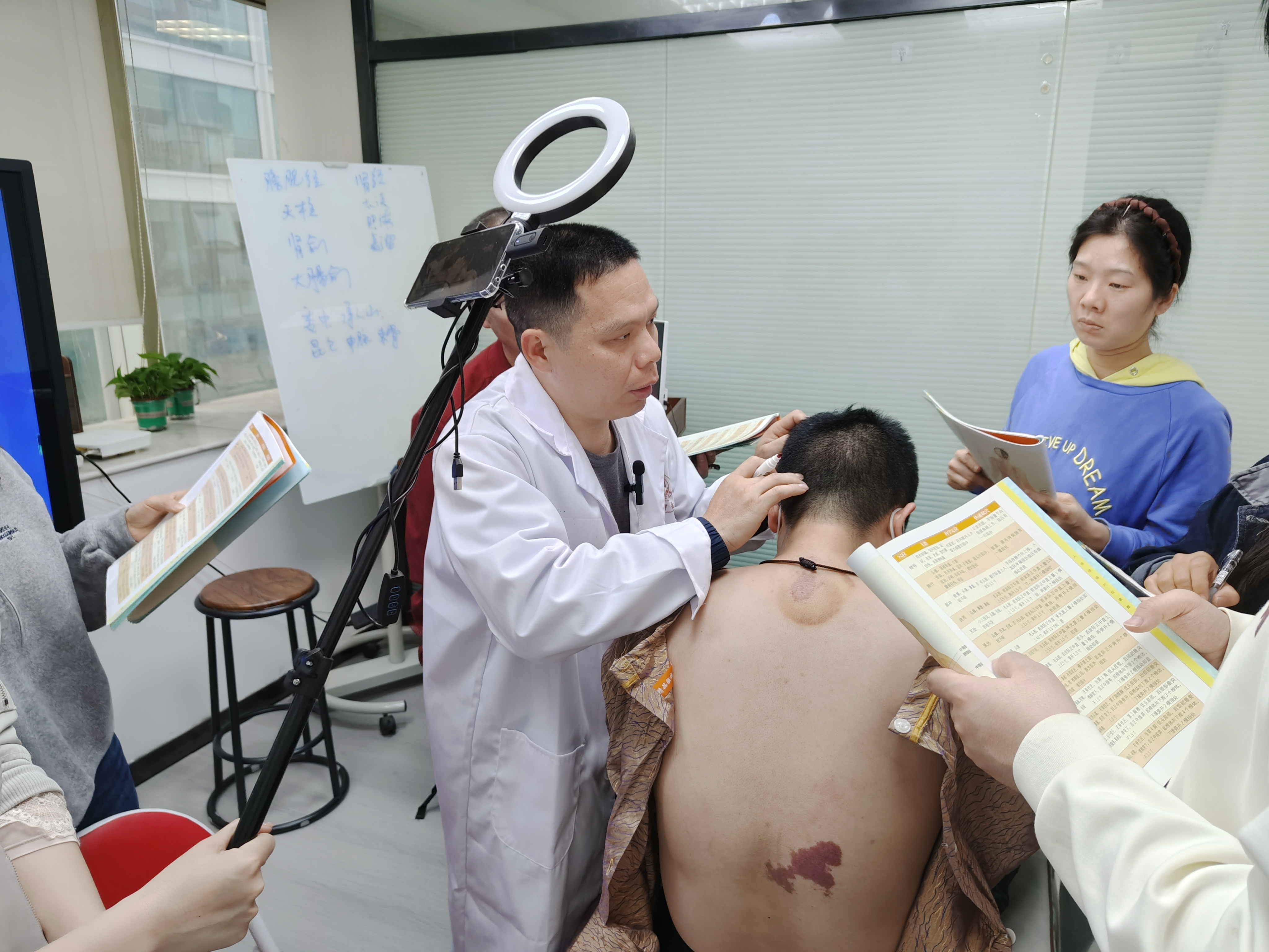 40 岁想离开写字楼学一门中医手艺，学什么能接活